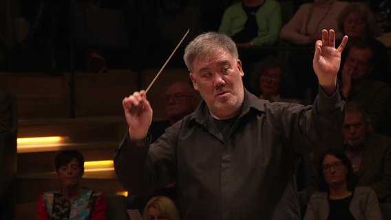 Alan Gilbert dirigiert Bruckners Achte beim NDR Elbphilharmonie Orchester. © NDR Foto: Screenshot