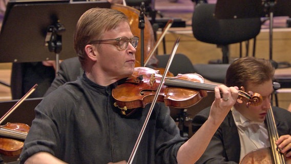 Geiger Pekka Kuusisto im Silvesterkonzert mit dem NDR Elbphilharmonie Orchester unter der Leitung von Esa-Pekka Salonen. © NDR Foto: Screenshot