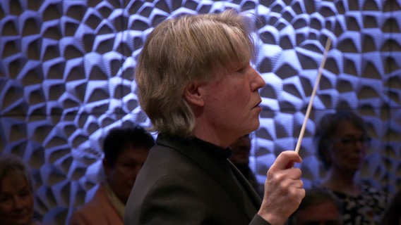 Esa-Pekka Salonen dirigiert in der Elbphilharmonie. © NDR Foto: Screenshot