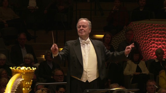 Dirigent Sakari Oramo beim Konzert mit dem NDR Elbphilharmonie Orchester in der Elbphilharmonie. © NDR Foto: Screenshot