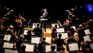 Die NDR Radiophilharmonie mit Stanislav Kochanovsky und Valeriy Sokolov beim Bartók-Festival in der Elbphilharmonie Hamburg © NDR Foto: Andy Spyra