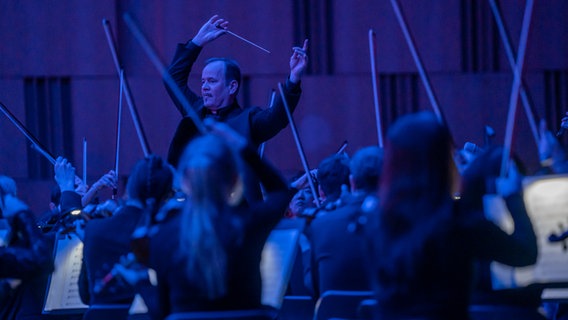 Die NDR Radiophilharmonie spielt unter der Leitung von Frank Strobel im April 2023 im Großen Sendesaal des NDR Konzerthauses. © NDR Foto: Micha Neugebauer