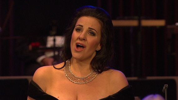 Sopran Joyce El-Khoury singt und ist festlich gekleidet. © NDR 