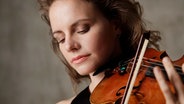 Julia Fischer mit Geige in Nahaufnahme © NDR Foto: Uwe Arens
