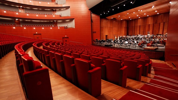 Ein Theatersaal mit roten Sesseln und Blick auf die Bühne. © Caroline Doutre Foto: Caroline Doutre