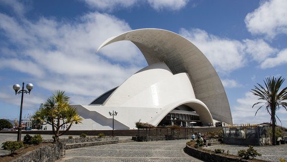 Die von Santiago Calatrava entworfene Konzerthalle Auditorio de Tenerife Adán Martín, Teneriffa, Kanarische Inseln, Spanien, Santa Cruz © picture alliance / Zoonar Foto: Erich Teister