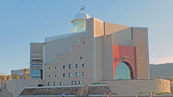 Das Auditorium "Alfredo Kraus" in Las Palmas ist ein Kulturzentrum auf den Kanariischen Inseln.Es ist bekannt für seine Konzerte und Theateraufführungen und auch wegen seiner eigenwilligen Architektur. Das Foto zeigt die Perspektive von der Mole bei untergehender Sonne im Januar 2016. © picture alliance / Rolf Wilms 