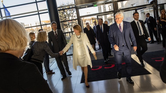 Bundespräsident Frank-Walter Steinmeier und seine Frau Elke Büdenbender treffen im Hannover Congress Centrum ein. © NDR Foto: Helge Krückeberg