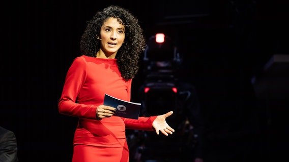 Die Journalistin und Grimme-Preisträgerin Siham El Maimouni im roten Kleid auf einer Bühne. © NDR Foto: Helge Krückeberg