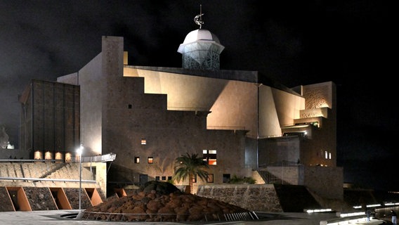 Das Konzerthaus Auditorio Alfredo Kraus auf Gran Canaria bei Nacht. © Carsten Peter Schulze Foto: Carsten Peter Schulze