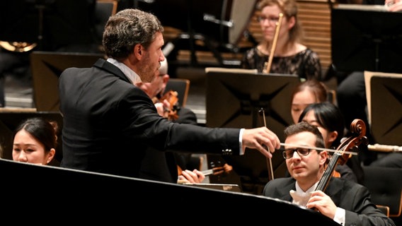 Stanislav Kochanovsky dirigiert die NDR Radiophilharmonie beim Canary Islands Festival auf Gran Canaria. © Carsten Peter Schulze Foto: Carsten Peter Schulze