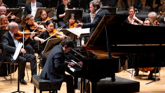 Die NDR Radiophilharmonie mit Chefdirigent Stanislav Kochanovsky und dem Pianisten Behzod Abduraimov beim Canary Islands Festival auf Gran Canaria. © Canary Island Festival Foto: Raquel Berciano Cavero