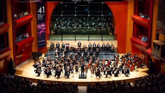 Die NDR Radiophilharmonie beim Canary Islands Festival im Auditorio Alfredo Kraus auf Gran Canaria. © Canary Island Festival Foto: Raquel Berciano Cavero