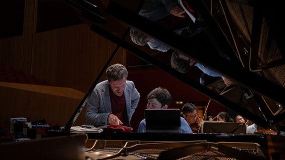 Chefdirigent Stanislav Kochanovsky und Pianist Behzod Abduraimov bei der Anspielprobe im Auditorio Alfredo Kraus auf Gran Canaria. © François Lefèvre Foto: François Lefèvre