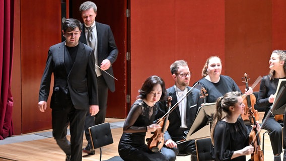 Der Pianist Behzod Abduraimov und der Chefdirigent Stanislav Kochanovsky kommen in den Konzertsaal. © Carsten Peter Schulze Foto: Carsten Peter Schulze