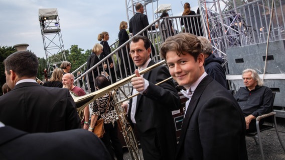 Musiker zeigt die Geste "Daumen hoch" hinter der Bühne beim 10. Hannover Klassik Open Air © NDR Foto: Helge Krückeberg