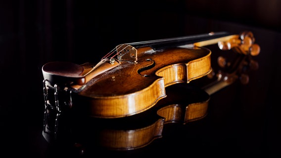 Eine Violine vor schwarzem Hintergrund. © picture alliance Foto: Westend61 | Daniel Waschnig Photography