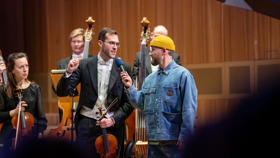 Der Moderator interviewt einen Geiger beim Konzert-Event Phil & Chill. © NDR Foto: Michael Neugebauer