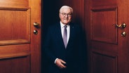 Der Bundespräsident Frank-Walter Steinmeier im Portrait im Schloss Bellevue, Berlin, am 10.01.2024. © picture alliance / SZ Photo Foto: Friedrich Bungert