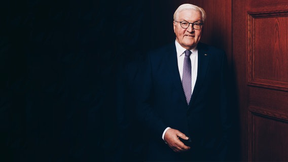 Der Bundespräsident Frank-Walter Steinmeier im Portrait im Schloss Bellevue, Berlin, am 10.01.2024. © picture alliance / SZ Photo Foto: Friedrich Bungert