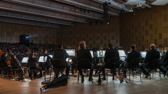 "Vertigo" live to Projection: Die NDR Radiophilharmonie im Großen Sendesaal in Hannover © NDR Foto: Micha Neugebauer
