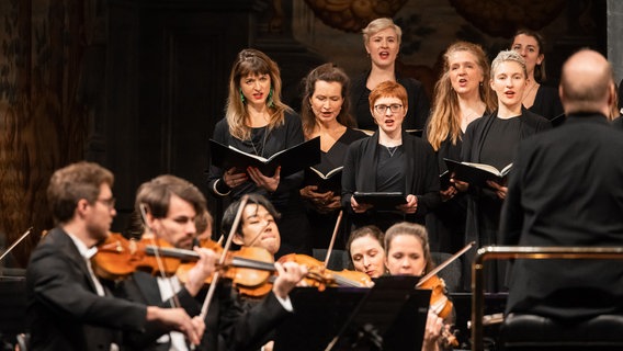 Aufführung von Bachs Weihnachtsoratorium mit NDR Radiophilharmonie und NDR Vokalensemble unter Leitung von Bernard Labadie im Schloss Herrenhausen (Hannover) © NDR Foto: Helge Krückeberg