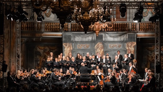 Aufführung von Bachs Weihnachtsoratorium mit NDR Radiophilharmonie und NDR Vokalensemble unter Leitung von Bernard Labadie im Schloss Herrenhausen (Hannover) © NDR Foto: Helge Krückeberg