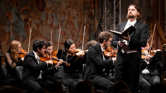 Aufführung von Bachs Weihnachtsoratorium mit NDR Radiophilharmonie und NDR Vokalensemble unter Leitung von Bernard Labadie im Schloss Herrenhausen (Hannover) © NDR Foto: Helge Krückeberg