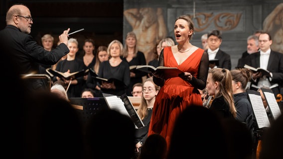 Aufführung von Bachs Weihnachtsoratorium mit NDR Radiophilharmonie und NDR Vokalensemble unter Leitung von Bernard Labadie im Schloss Herrenhausen (Hannover) © NDR Foto: Helge Krückeberg