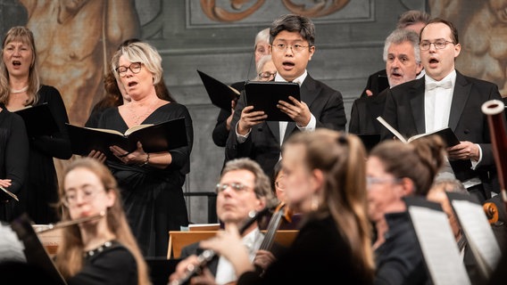 Aufführung von Bachs Weihnachtsoratorium mit NDR Radiophilharmonie und NDR Vokalensemble unter Leitung von Bernard Labadie im Schloss Herrenhausen (Hannover) © NDR Foto: Helge Krückeberg