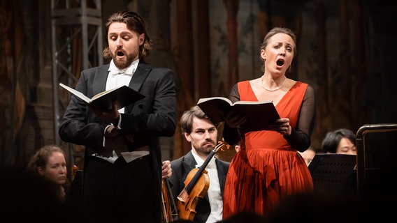 Aufführung von Bachs Weihnachtsoratorium mit NDR Radiophilharmonie und NDR Vokalensemble unter Leitung von Bernard Labadie im Schloss Herrenhausen (Hannover) © NDR Foto: Helge Krückeberg