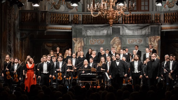 Aufführung von Bachs Weihnachtsoratorium mit NDR Radiophilharmonie und NDR Vokalensemble unter Leitung von Bernard Labadie im Schloss Herrenhausen (Hannover) © NDR Foto: Helge Krückeberg