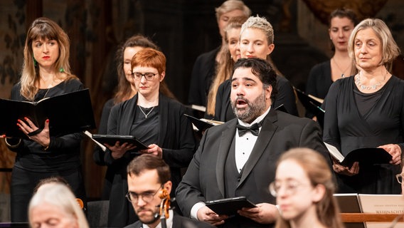 Aufführung von Bachs Weihnachtsoratorium mit NDR Radiophilharmonie und NDR Vokalensemble unter Leitung von Bernard Labadie im Schloss Herrenhausen (Hannover) © NDR Foto: Helge Krückeberg