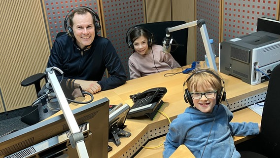 Malte Arkona, Leonora und Simon nehmen einen Podcast auf. © NDR Foto: Bettina Pohl