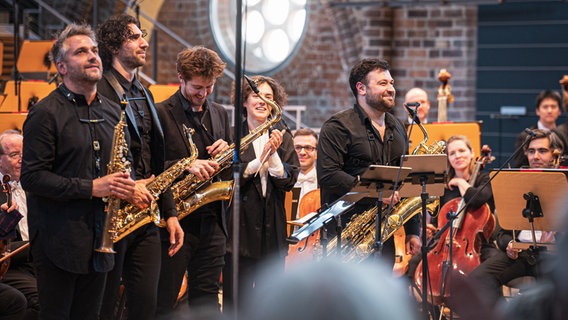 Die NDR Radiophilharmonie beim Abschlusskonzert der Festspiele Mecklenburg-Vorpommern 2024 © NDR Foto: Peer Bothmer