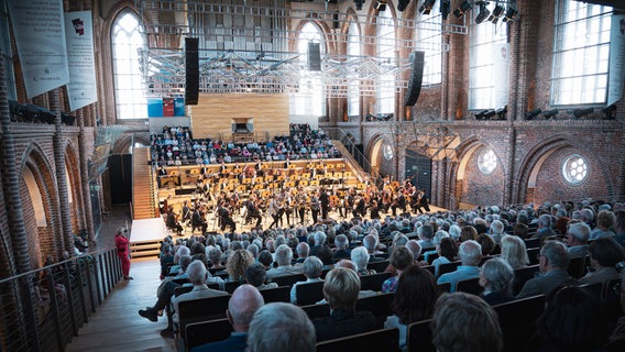 Die NDR Radiophilharmonie beim Abschlusskonzert der Festspiele Mecklenburg-Vorpommern 2024 © NDR Foto: Peer Bothmer