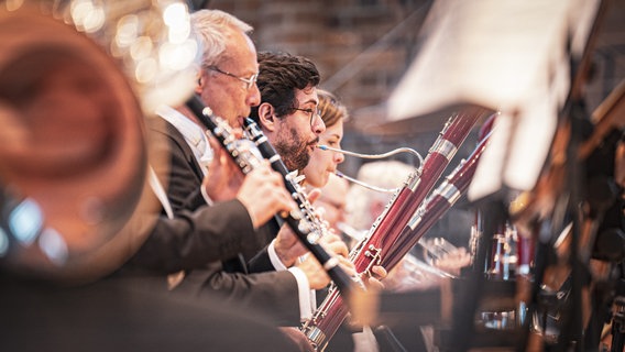 Die NDR Radiophilharmonie beim Abschlusskonzert der Festspiele Mecklenburg-Vorpommern 2024 © NDR Foto: Peer Bothmer