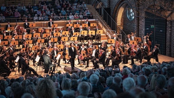 Die NDR Radiophilharmonie beim Abschlusskonzert der Festspiele Mecklenburg-Vorpommern 2024 © NDR Foto: Peer Bothmer