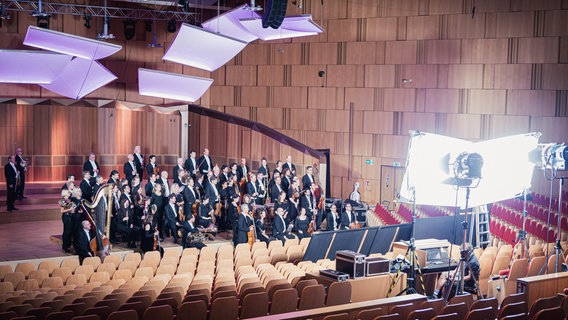 Musiker:innen der NDR Radiophilharmonie beim Fotoshooting mit Nikolaj Lund © NDR Foto: Peer Bothmer