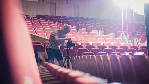 Nikolaj Lund im Großen Sendesaal im NDR Konzerthaus beim Fotoshooting mit der NDR Radiophilharmonie © NDR Foto: Peer Bothmer