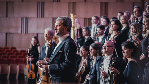 Stanislav Kochanovsky und Musiker:innen der NDR Radiophilharmonie beim Fotoshooting mit Nikolaj Lund © NDR Foto: Peer Bothmer