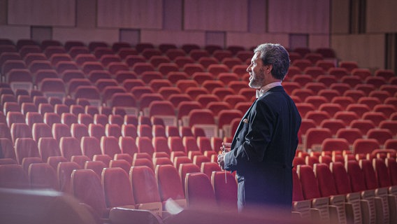 Stanislav Kochanovsky, Chefdirigent der NDR Radiophilharmonie, im Großen Sendesaal im NDR Konzerthaus © NDR Foto: Peer Bothmer