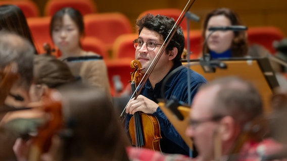 Patricio Velásquez Cárdenas, 1. Violine bei der NDR Radiophilharmonie © NDR Foto: Micha Neugebauer