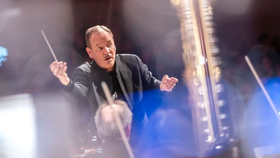 Die NDR Radiophilharmonie spielt unter der Leitung von Frank Strobel im April 2023 im Großen Sendesaal des NDR Konzerthauses. © NDR Foto: Micha Neugebauer