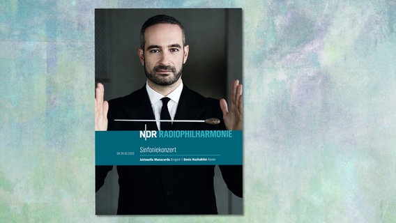 Das Programmheft zum Sonderkonzert: Antonello Manacorda dirigiert die NDR Radiophilharmonie und Pianist Denis Kozhukhin. © NDR 