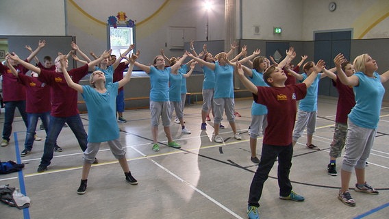 In der Turnhalle ihrer Schule führen die Teilnehmer des CLARA-Projekts zum Dvořák-Experiment ihre Choreographie auf. © MDR 