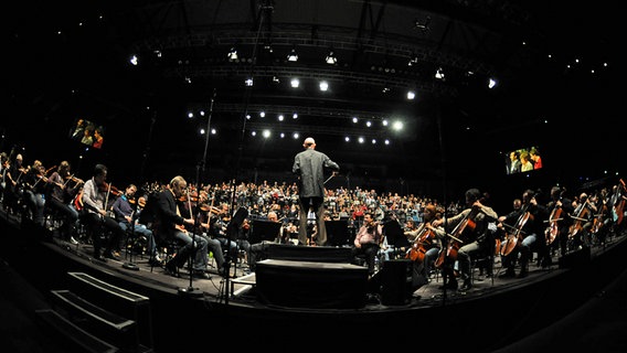 Probenfoto: Christoph Eschenbach probt mit Orchestern und Chören für die "Sinfonie der Tausend" © NDR Foto: Marco Maas