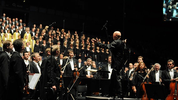 Chöre und Orchestermusiker stehen auf für den Schlussapplaus © NDR Foto: Marco Maas
