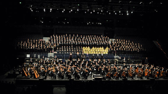 Die Besetzung der "Sinfonie der Tausend" auf dem Konzertpodium der o2 World Hamburg © NDR Foto: Marco Maas