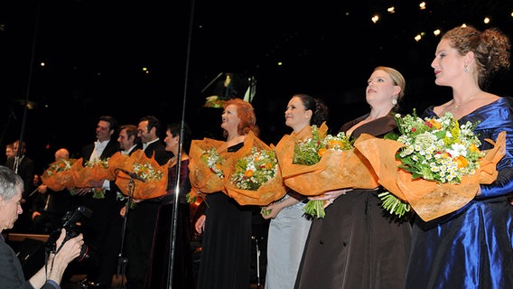 Gesangssolisten beim Schlussapplaus © NDR Foto: Marco Maas